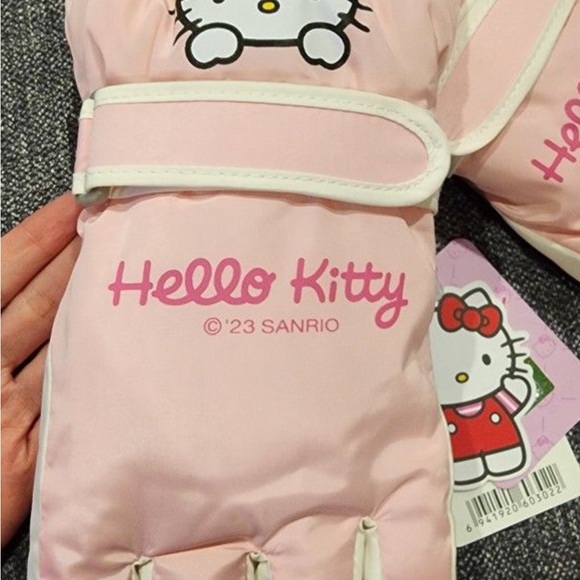 Hello Kitty Gloves - Picture 3 of 4